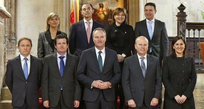 El presidente de la Generalitat, Alberto Fabra (en el centro) con los miembros de su gobierno en diciembre de 2012.