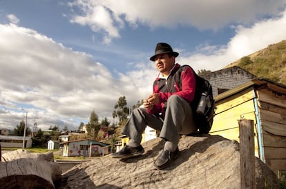 Anselmo Lluilema, de 54 años, habla sobre los conflictos que existen alrededor del agua en las comunidades de la provincia de Chimborazo. Anselmo narra cómo los habitantes de Tixán se organizaron para traer agua para regar sus cultivos desde un río situado a 16 kilómetros de distancia: “Estamos buscando la forma de sobrevivir y para eso necesitamos traer el riego, idear de dónde traer al agua para subsistir por nosotros mismos”.