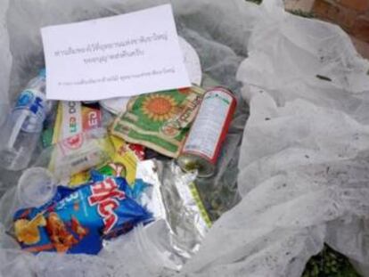 Desperdicios de visitantes a un parque nacional de Tailandia que el Gobierno les remitirá por correo. 