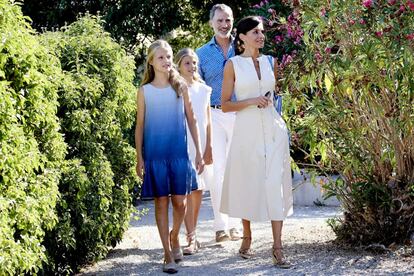 Los Reyes y sus hijas han disfrutado de un agradable paseo por los jardines de la finca.