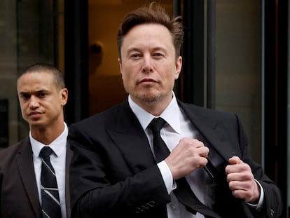 El consejero delegado de Tesla, Elon Musk, y su equipo de seguridad salen de la oficina local de la compañía en Washington, Estados Unidos, el 27 de enero de 2023.