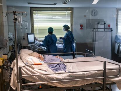 Personal sanitario y enfermos en Urgencias del hospital Gregorio Marañón.