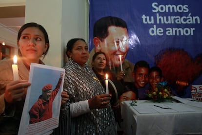 Ciudadanos bolivianos se re&uacute;nen en la embajada de Venezuela en La Paz (Bolivia). El presidente de este pa&iacute;s, Evo Morales, despidi&oacute; en nombre del pueblo boliviano al fallecido mandatario venezolano, Hugo Ch&aacute;vez, su &quot;amigo&quot;, su &quot;hermano&quot;, su mentor pol&iacute;tico desde que en 2006 se convirti&oacute; en el primer ind&iacute;gena en liderar este pa&iacute;s. 