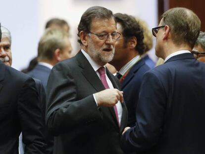 Rajoy conversa amb el canceller austríac Christian Kern durant la reunió del Consell Europeu a Brussel·les.