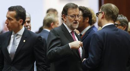 Rajoy conversa con el canciller austriaco Christian Kern durante la reuni&oacute;n del Consejo Europeo en Bruselas.