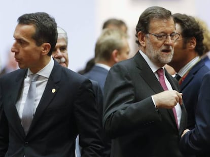 Rajoy conversa amb el canceller austríac Christian Kern durant la reunió del Consell Europeu a Brussel·les.