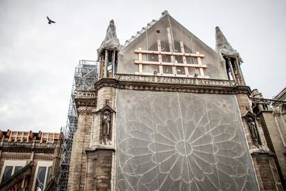 La reconstrucción de la aguja destruida en el incendio, una obra de Eugène Violett-le-Duc que databa de una restauración del siglo XIX, es el principal objeto de controversia. Persisten las divisiones entre quienes abogan por una reconstrucción idéntica o los que se decantan por un "gesto audaz" de arquitectura contemporánea.