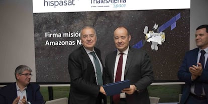 Firma del acuerdo entre Hispasat y Thales.