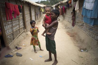 El 55% de los 700.000 refugiados que han llegado desde Myanmar a Bangladés son menores. Solo un 3% son ancianos.