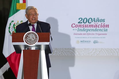 El presidente Andrés Manuel López Obrador fuera del Palacio Nacional, este lunes.