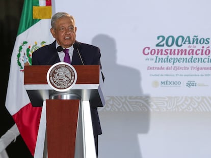El presidente Andrés Manuel López Obrador fuera del Palacio Nacional, este lunes.