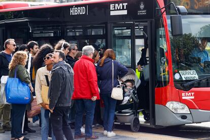 Un grupo de personas aguarda para subir a un autobús de servicios mínimos, este lunes en Valencia. 