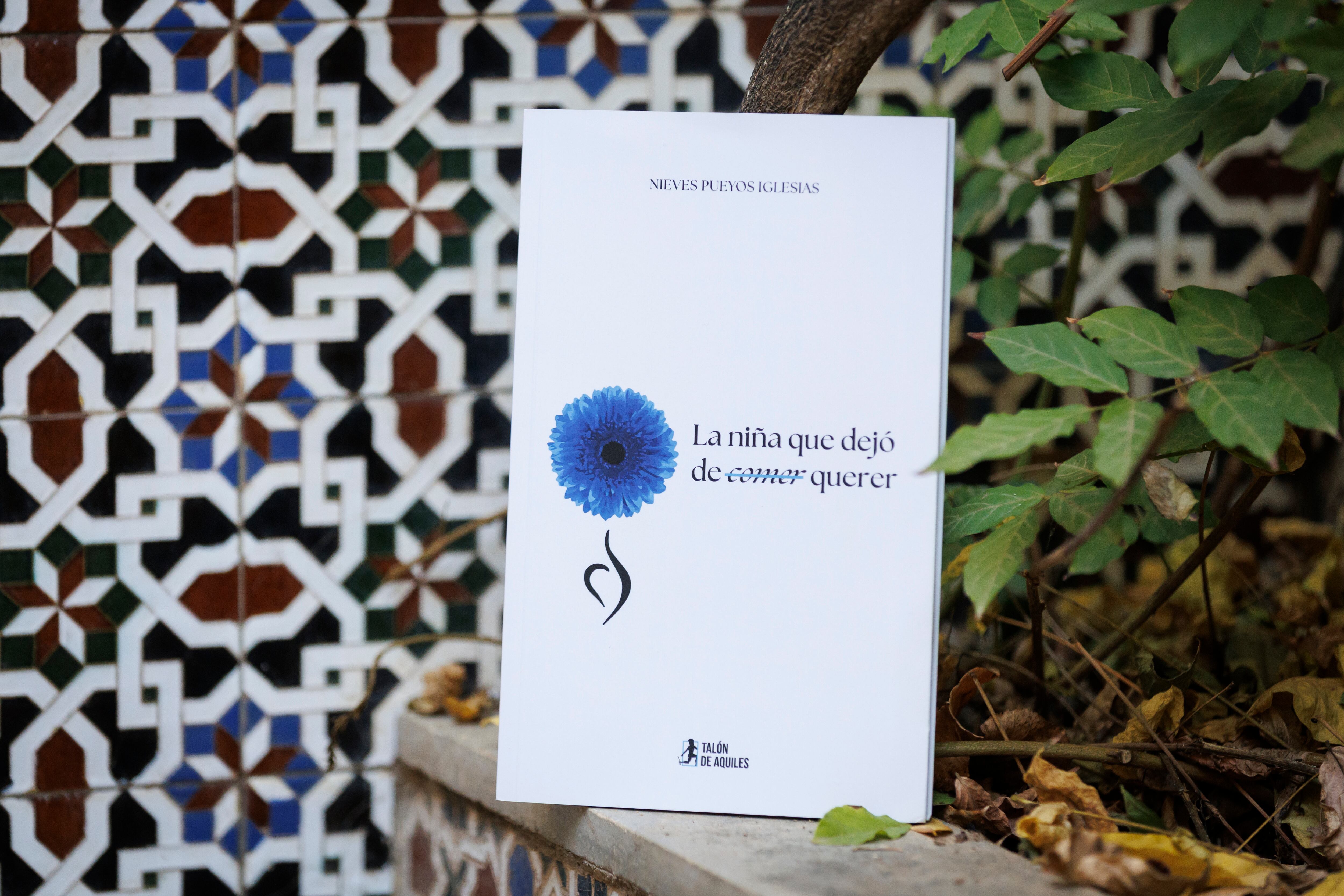 Portada de 'La niña que dejó de (comer) querer', escrito por Nieves Pueyos.