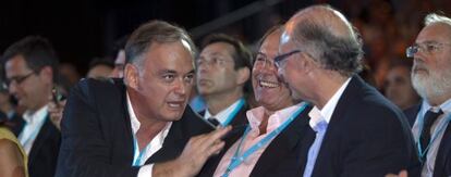 Esteban Gonz&aacute;lez Pons, P&iacute;o Garc&iacute;a Escudero y Crist&oacute;bal Montoro, durante la convenci&oacute;n.