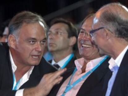 Esteban Gonz&aacute;lez Pons, P&iacute;o Garc&iacute;a Escudero y Crist&oacute;bal Montoro, durante la convenci&oacute;n.