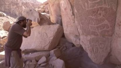 Armando Azua-Bustos, en el desierto de Atacama.