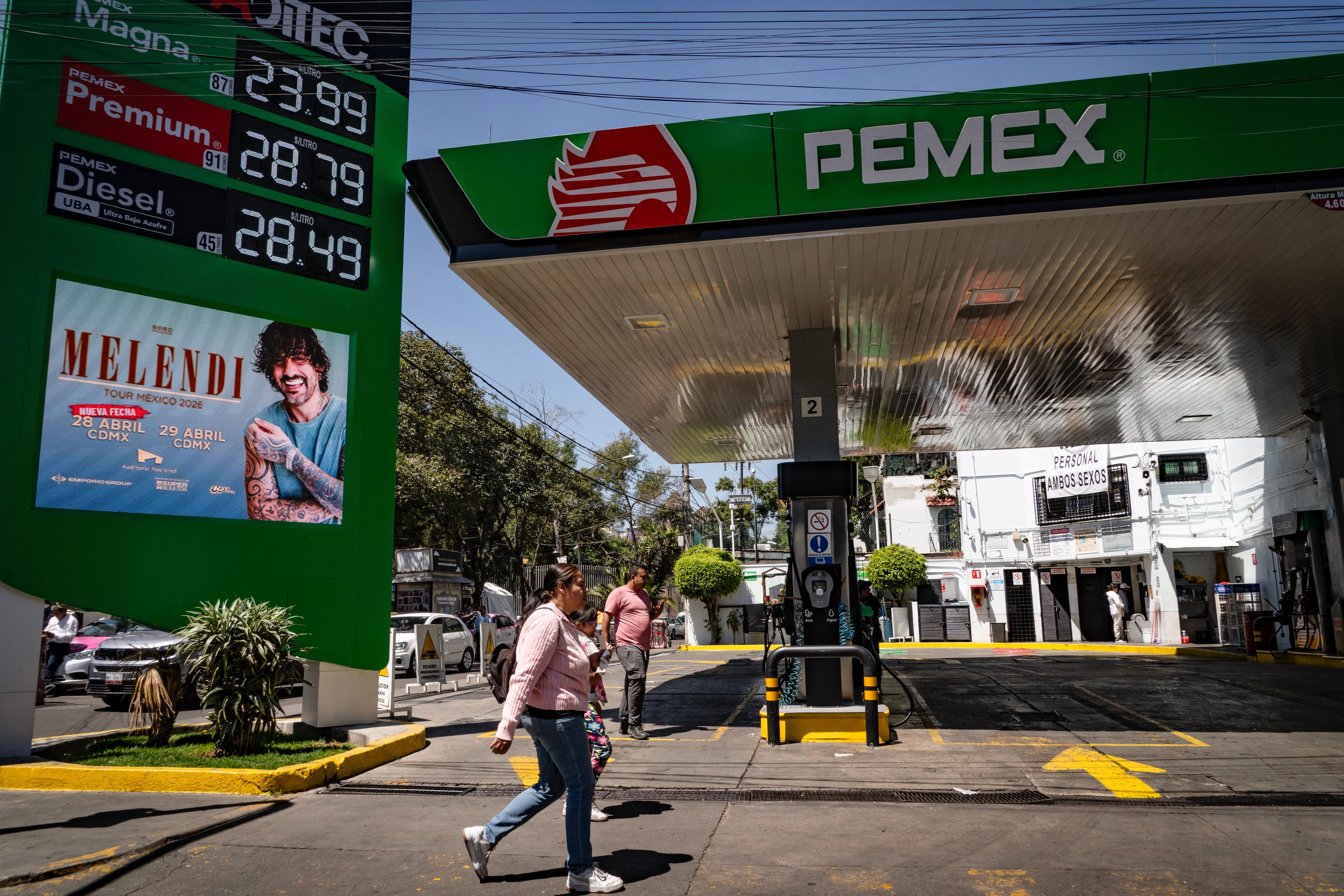 S&P degrada la perspectiva de la deuda de Pemex y la CFE ante la debilidad económica