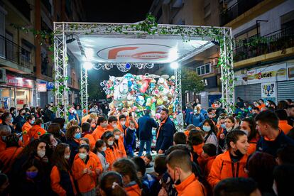 Falleros de la comisión Gayano Lluch, que se ha alzado con el primer premio de la Sección Especial de las Fallas 2022.