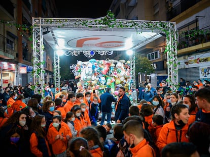 Falleros de la comisión Gayano Lluch, que se ha alzado con el primer premio de la Sección Especial de las Fallas 2022.