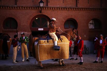 El picador vestido con los trajes típicos de la Corrida Goyesca se prepara pasa salir al coso madrileño.