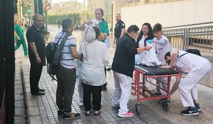 Antonio Rodríguez (izquierda), conductor del autobús en el que ha nacido un bebé, junto a los servicios de emergencias que han atendido a la madre, este jueves. Imagen cedida por un pasajero del autobús.