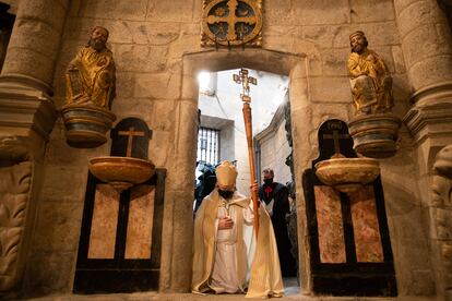 El arzobispo de Santiago, Julián Barrio Barrio, cruza la Puerta Santa tras su apertura.