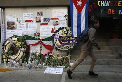 Exterior de la embajada de Venezuela en la ciudad de México con carteles en apoyo al pueblo venezolano.