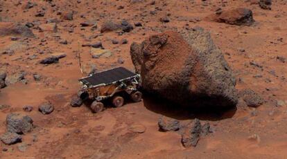 El robot 'Sojourner' ante la piedra bautizada Yogi, en Marte, fotografiado desde el módulo de descenso de la misión Mars Pathfinder, en 1997.