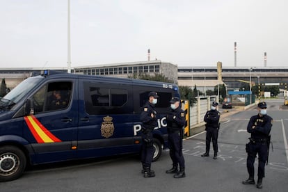 Un furgón de la Policía Nacional a las puertas de la factoría Alu Ibérica en A Coruña, antigua planta de Alcoa.