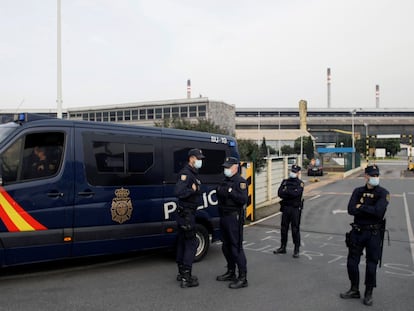 Un furgón de la Policía Nacional a las puertas de la factoría Alu Ibérica en A Coruña, antigua planta de Alcoa.