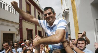 José Luis Vega exalcalde de la Algaba aclamado por sus vecinos en julio de 2009.