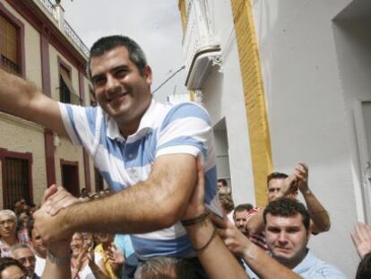 Jos&eacute; Luis Vega exalcalde de la Algaba aclamado por sus vecinos en julio de 2009.