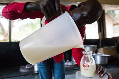 Un nutricionista del Hospital Al Sabbah prepara leche terapéutica para Maria y los otros niños ingresados en el centro de estabilización. Unicef estima que serán necesarios 183 millones de dólares (155,3 millones de euros) para actuar en Sudán del Sur en 2018, pero actualmente el déficit de fondos es del 77%. 