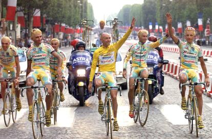 Marco Pantani, ganador del Tour del 98, saluda con sus compañeros de equipo, tras la vigesimoprimera y última etapa de la ronda gala, entre las localidades de Melun y París, en los Campos Elíseos.