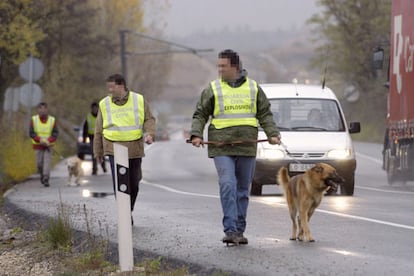 Agentes de la policía buscan el artefacto en los alrededores de las bodegas Rioja Alta, en Haro.