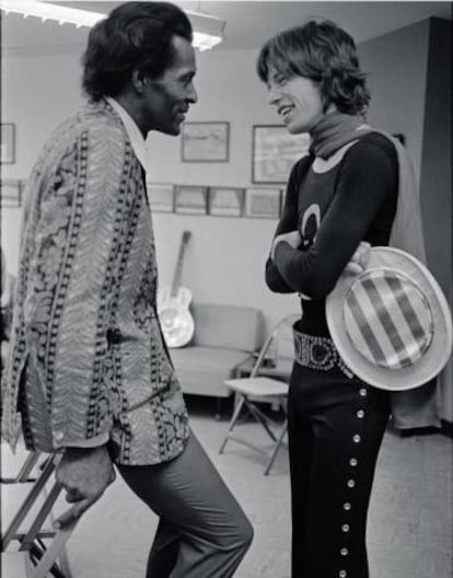 Chuck Berry y Mick Jagger de charla, en los camerinos durante un concierto en el Madison Square Garden de Nueva York en 1969. La foto fue publicada por Jagger en su Instagram para felicitar a Berry por su 90 cumpleaños.