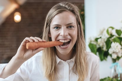 Masticar frutas y verduras crudas mantienen sana la mandíbula y las encías, además, tiene una función de arrastre y ayuda a que las bacterias no se adhieran a los dientes.