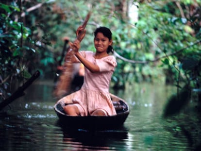 Una joven navega en una canoa por el río Amazonas, en la región de Loreto (Perú).