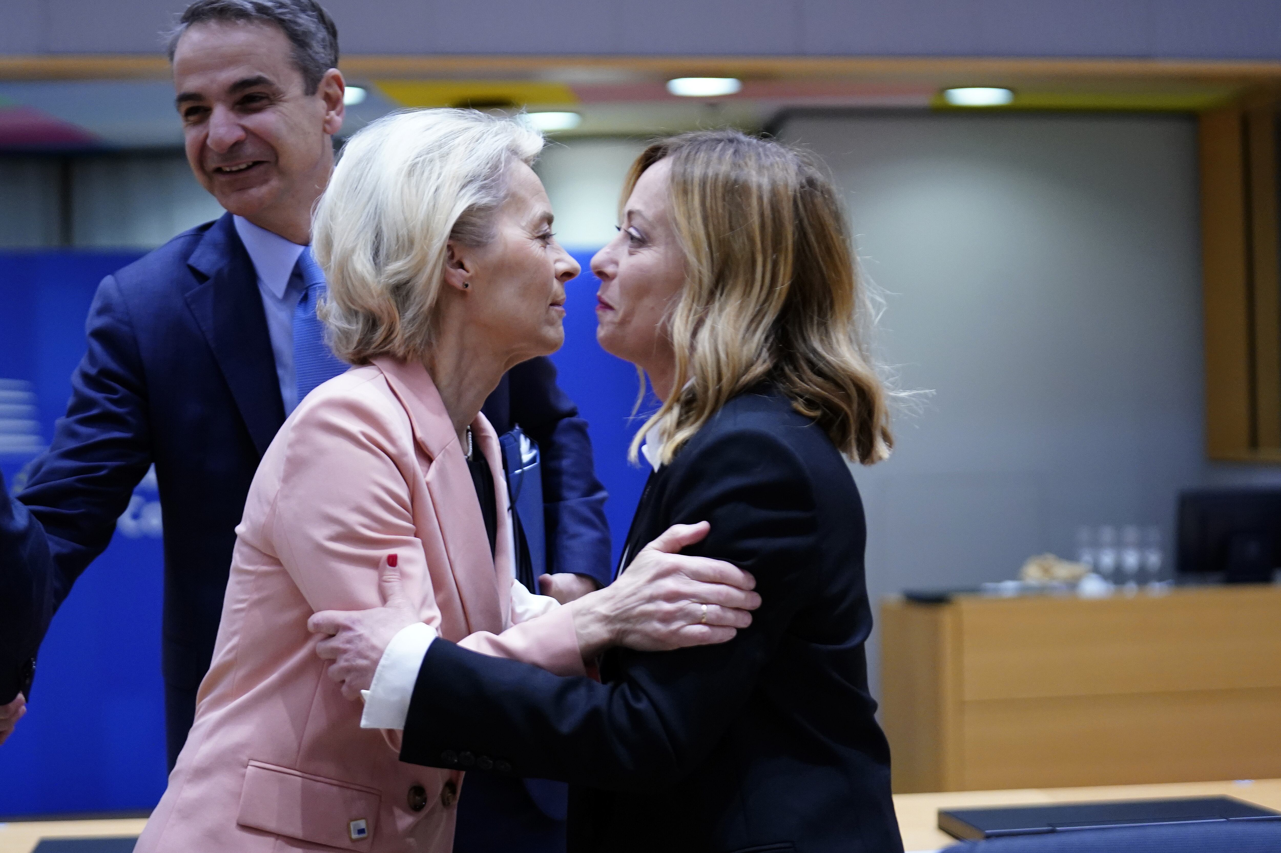 La presidenta de la Comisión Europea, Ursula von der Leyen, y la primera ministra italiana, Giorgia Meloni, se saludan en Bruselas, el pasado 21 de marzo.