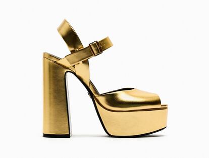 Sandalias doradas con plataforma ‘XL’, de Zara.