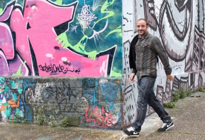 Juan Aizpitarte, ayer junto a los grafitos de las paredes del centro Arteleku, en San Sebastián.