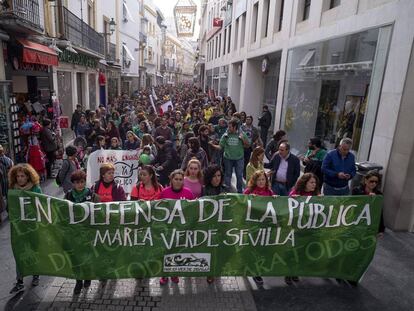 Manifestación en defensa de la educación pública, hoy en Sevilla.
