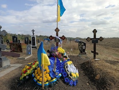 Tumba de Andriy Kozir, soldado por el que se celebró el funeral en Hrozar.