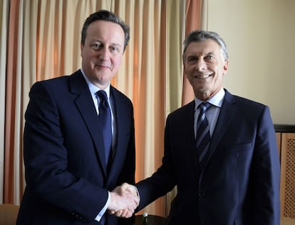 Macri saluda a Cameron, en Davos