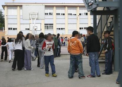 Imagen de archivo de un grupo de estudiantes durante un receso en el instituto.