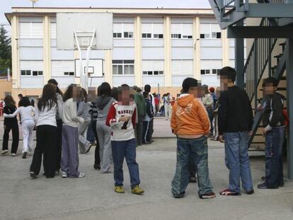 Imagen de archivo de un grupo de estudiantes durante un receso en el instituto.