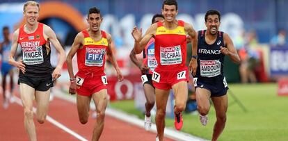 Los españoles Ilias Fifa y Adel Mechaal llegan a la meta en la carrera de 5.000 metros, en los Europeos de Ámsterdam.