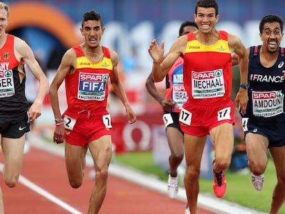 Los espa&ntilde;oles Ilias Fifa y Adel Mechaal llegan a la meta en la carrera de 5.000 metros, en los Europeos de &Aacute;msterdam.