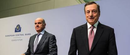 El presidente del Banco Central Europeo (BCE), Mario Draghi, junto al vicepresidente del BCE, Luis de Guindos.