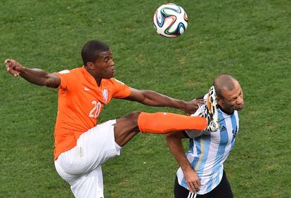 El jugador holand&eacute;s  Georginio Wijnaldum (i) y el argentino Javier Mascherano (d) se disputan un bal&oacute;n.